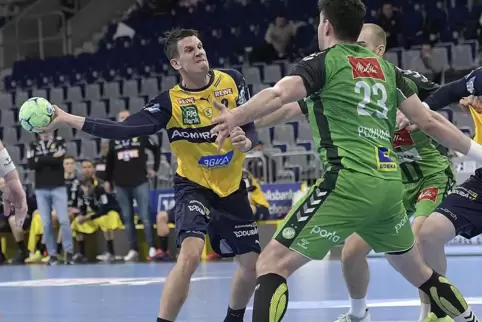 Andy Schmid wirft an Doruk Pehlivan vorbei.