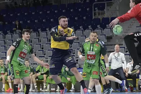 Warf vier Tore: Jannik Kohlbacher. Rechts hinter ihm: Christian Zeitz. Links Doruk Pehlivan, ganz hinten Trainer Frank Carstens.