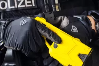 Nach einem Hilferuf hat die Landauer Polizei eine Taser eingesetzt. 