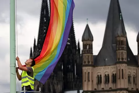 Eine Regenbogenfahne vor dem Kölner Dom. Schwule und Lesben appellieren an deutsche Bischöfe, sich nicht an das von der vatikani