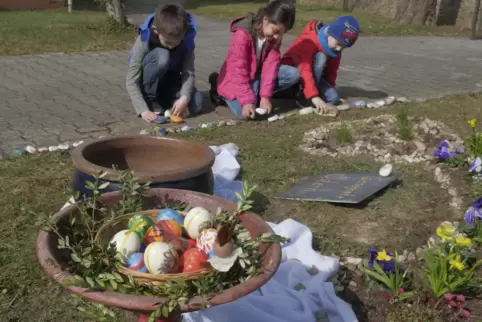 Auch Kinder aus Wiesweiler beteiligten sich an der Gestaltung des Ostergartens im Kirchhof. 
