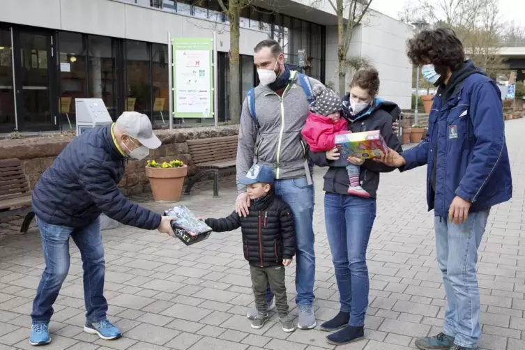 Walfried Weber (links) und Frank Rosen (rechts) begr&uuml;&szlig;en die ersten Besucher: David May mit Sohn Vincent und Mutter Jeanette mit