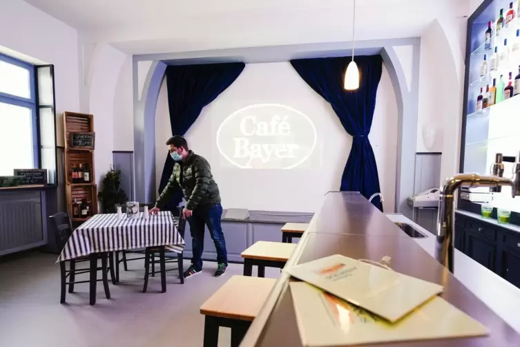 Ein Mitarbeiter steht im Technik-Museum in der Requisite des Restaurants &bdquo;Akropolis&ldquo; aus der &bdquo;Lindenstra&szlig;e&ldquo;.