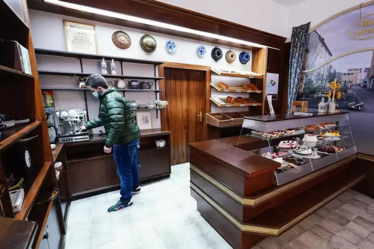 Ein Mitarbeiter steht im Technik Museum in der Requisite des Caf&eacute;s Bayer aus &bdquo;Lindenstra&szlig;e&ldquo;.