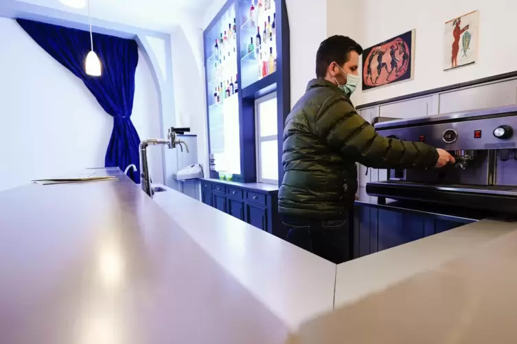 Ein Mitarbeiter steht im Technik-Museum in der Requisite des Restaurants &bdquo;Akropolis&ldquo; aus der &bdquo;Lindenstra&szlig;e&ldquo;.
