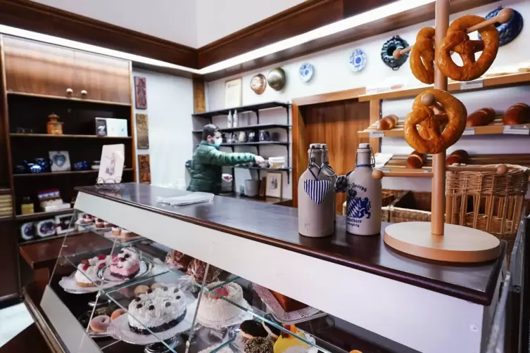 Ein Mitarbeiter steht im Technik Museum in der Requisite des Caf&eacute;s Bayer aus &bdquo;Lindenstra&szlig;e&ldquo;.