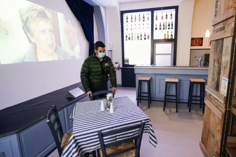 Ein Mitarbeiter steht im Technik-Museum in der Requisite des Restaurants &bdquo;Akropolis&ldquo; aus der &bdquo;Lindenstra&szlig;e&ldquo;.