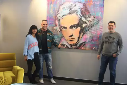 Der Künstler Michel Friess (links) mit seiner Frau Melanie vor einem verkauften Beethoven in Ralph Barlogs (rechts) Pop-Art-Gale