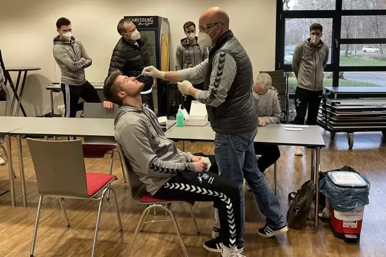 Schlangestehen vorm Corona-Test: Jürgen Knoch (vorne stehend), Arzt und zugleich Vorsitzender des SV 64 Zweibrücken, macht hier 