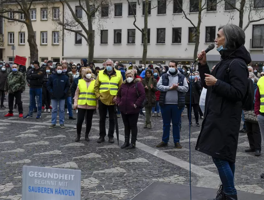Stavroula Scholz hat das Mikrofon in der Hand.