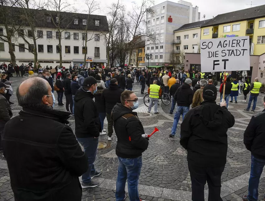 Auch gegen OB Martin Hebich (CDU) richtet sich die Wut der Demonstranten.