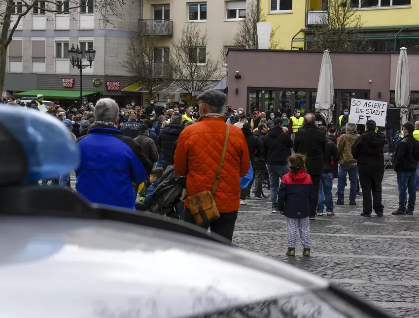 Rund 300 Menschen sind auf den Rathausplatz gekommen.