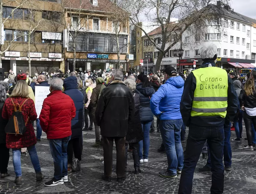 Viele Menschen sind auf den Rathausplatz gekommen, um ihrem Unmut Luft zu machen.