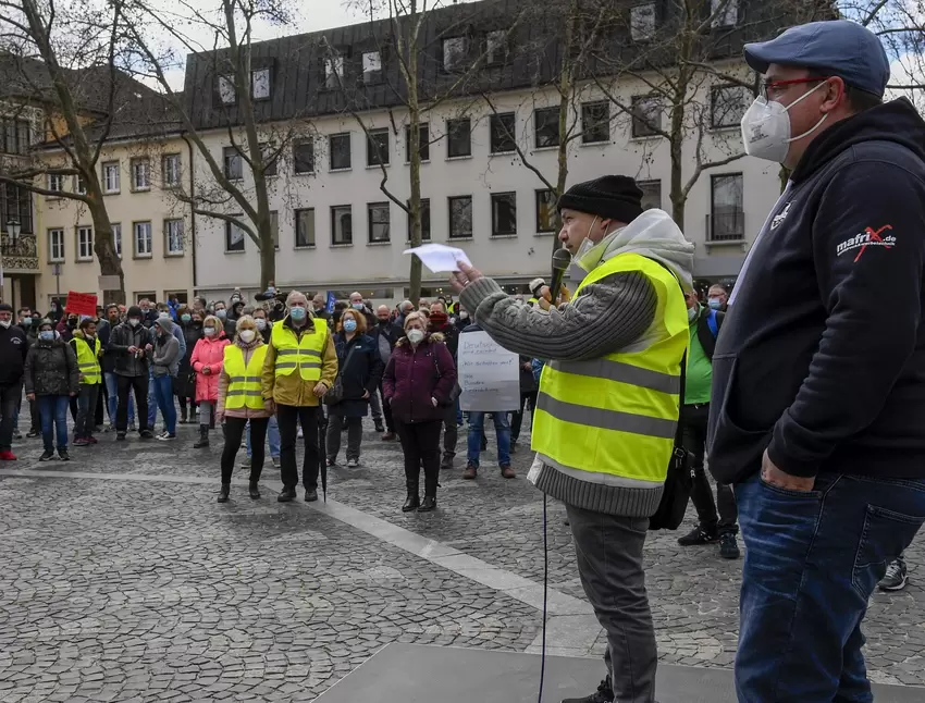 Hauptredner Sotirios Topouzis steht am Mikrofon, dahinter wartet Manfred Weiß (rechts).