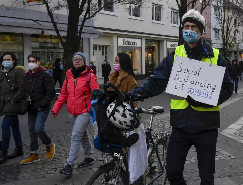 »Social Distancing ist asozial« steht auf diesem Schild geschrieben.
