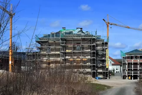Die Gebäude sind aktuell alle mit Gerüsten versehen.
