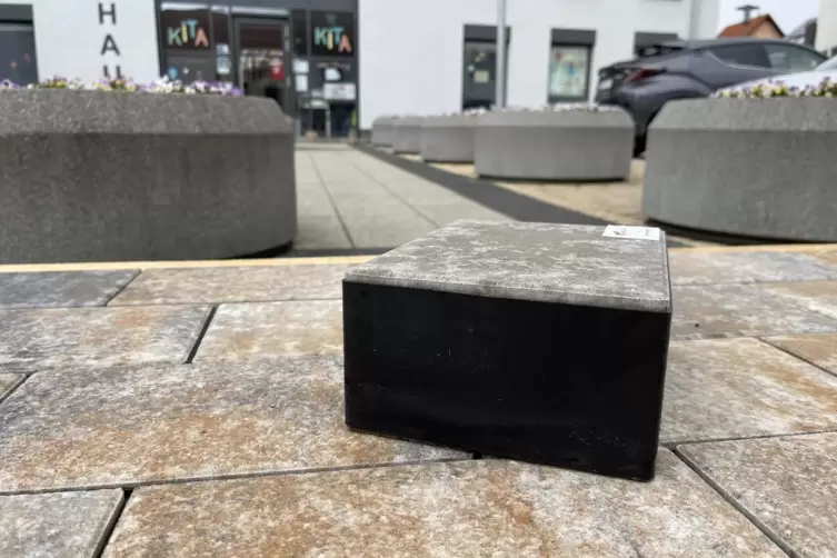 Diese Steine haben ein Teflonband an der Seite und sollen damit nicht verrutschen. 