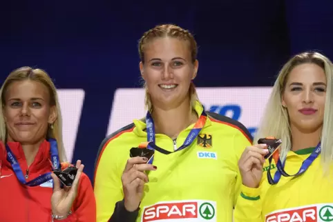 Was Nettes um den Hals: Das hätte Speerwerferin Christin Hussong (hier in der Mitte bei der Siegerehrung der Europameisterschaft