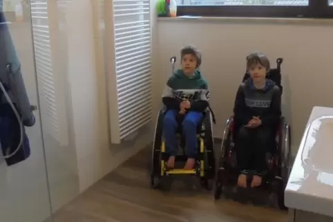 Luca (links) und Fynn in dem neuen Bad.
