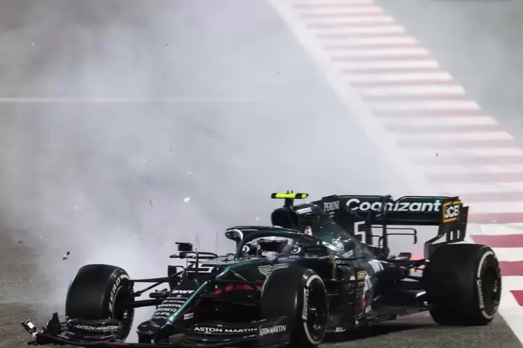  Sebastian Vettels Aston Martin raucht nach dem Zusammenstoß mit dem französischen Rennfahrer Ocon.