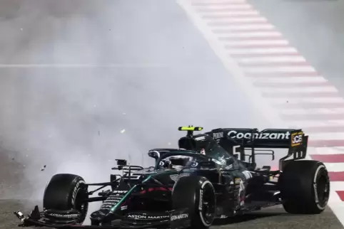  Sebastian Vettels Aston Martin raucht nach dem Zusammenstoß mit dem französischen Rennfahrer Ocon.