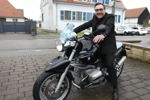 Hat sich als Ergänzung zum geliebten Fahrrad ein Motorrad zu gelegt: Rheinhard Scherrer, ab Mittwoch ehemaliger Bürgermeister de