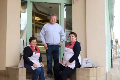 Edi Harder, mit Ehefrau Ingrid (rechts) und Helga Trauth, schließt seine Bäckerei.