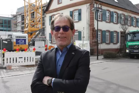 Im Ruhestand freut sich Hubert Niederer vor allem auf seinen Garten. Im Hintergrund ist das historische Gebäude des Herxheimer A
