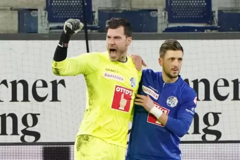 Jubel nach einem gehaltenen Elfmeter: Marius Müller (links) mit seinem Luzerner Teamkollegen Simon Grether. 