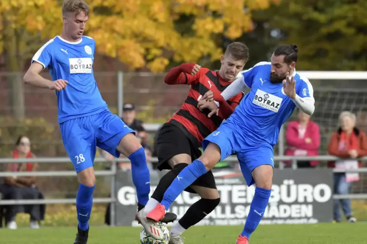 Weil imVerbandsliga-Team des ASV Fu&szlig;g&ouml;nheim viele Spieler verletzt waren, musste die Reserve weitgehend auf Hilfe von &bdquo;oben&ldquo; ver