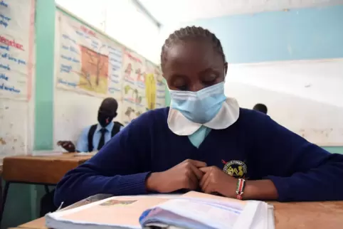 Eine Schülerin in Nairobi. So wie diese Schule hat auch das dortige Projekt „Schwester Damiana“ unter der Pandemie gelitten. 