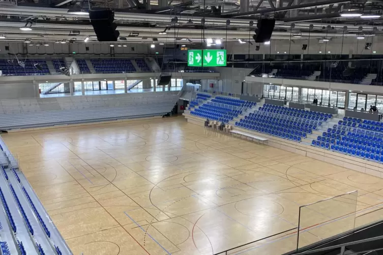 Die Halle ist rund 13, 5 Meter hoch. Unser Foto zeigt die Perspektive vom Oberrang.