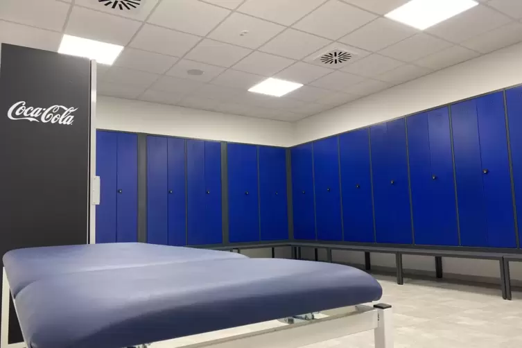 Neben zwei Profi-Umkleidekabinen (Foto: G&auml;stekabine) gibt es noch vier f&uuml;r den Breitensport. 