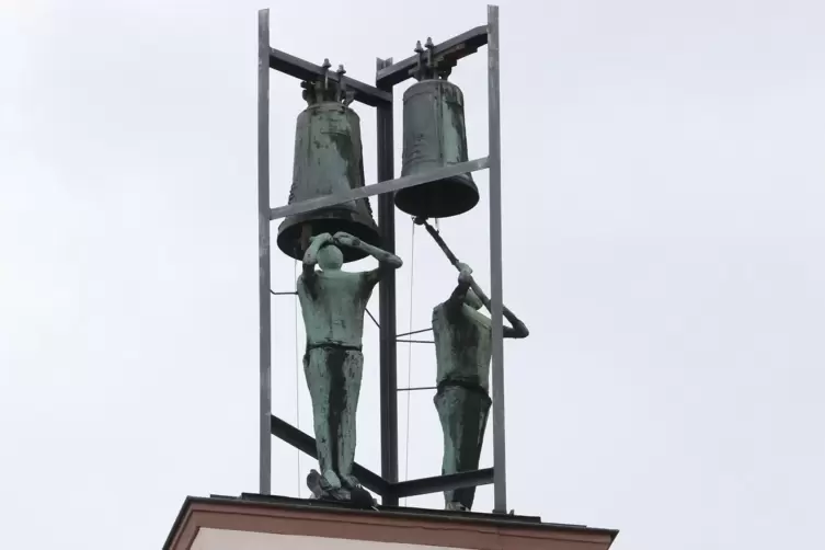 Michael Croissants Glockenm&auml;nner auf dem alten Kaufhaus in Landau