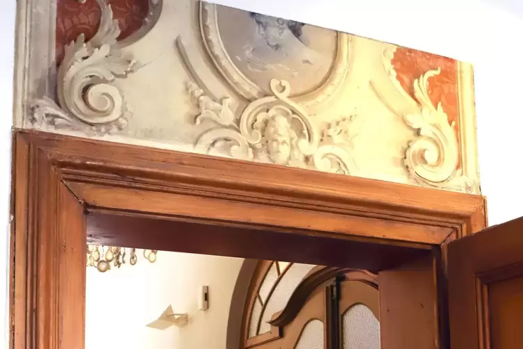 Sch&ouml;n gestaltet ist sind schmuckverglaste T&uuml;ren im Haus der Croissants.