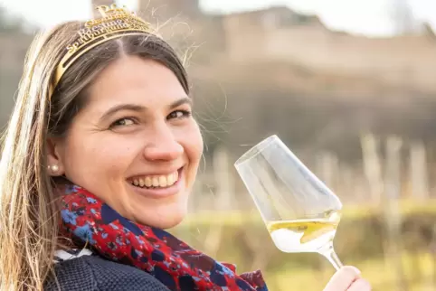 BT: Derzeit der Favorit der Königin: Saskia Teucke mit einem Sauvignon Blanc aus der Pfalz im Glas. Foto: Dominik Ketz/Pfalzwein