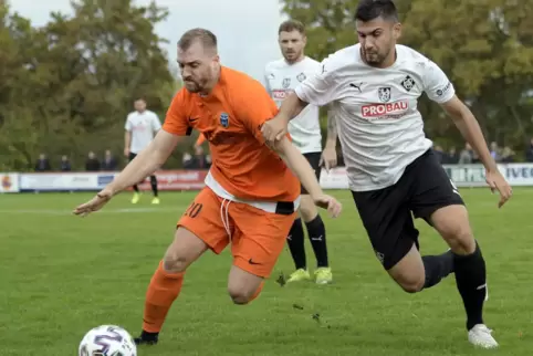 Das Rückspiel wird es nicht mehr geben: Sanel Catovic (rechts, Arminia Ludwigshafen) im Duell mit Daniel Schattner vom FC Speyer