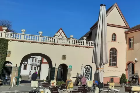 Während am Wochenende im Hof der Sektkellerei in Wachenheim reger Betrieb herrschte, waren am Montag die meisten Tische unbesetz