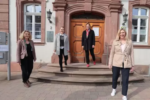 Sie setzen sichm gegen Gewalt an Frauen ein (von links): die Gleichstellungsbeauftragten Andrea Braun und Kira Wolf sowie Marita