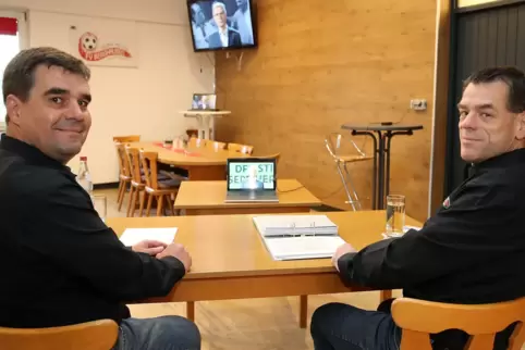 Fernsehsportler: Vorsitzender Andreas Zimpelmann (links) und Hilfsaktions-Initiator Andreas Ruhnke am Montagabend im Vereinsheim
