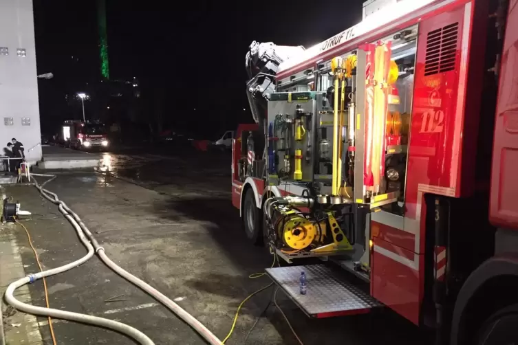 Die Feuerwehr war in der Nacht von Montag auf Dienstag stundenlang im Einsatz.