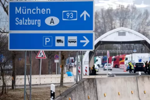 Kontrollstation an der A93 am Grenzübergang Kiefersfelden.