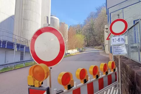 In Höhe der Karlsberg-Brauerei wird diese Barriere abends ab 19 Uhr quer über eine Hälfte der Höhenstraße gestellt. In Höhe der Karlsberg-Brauerei wird diese Barriere abends ab 19 Uhr quer über eine Hälfte der Höhenstraße gestellt.