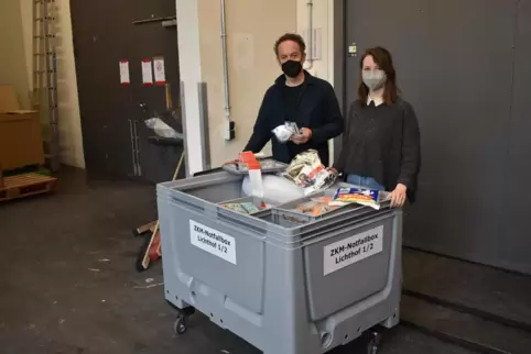 Christoph Hierholzer und Leonie Rök präsentieren eine Notfallbox. 