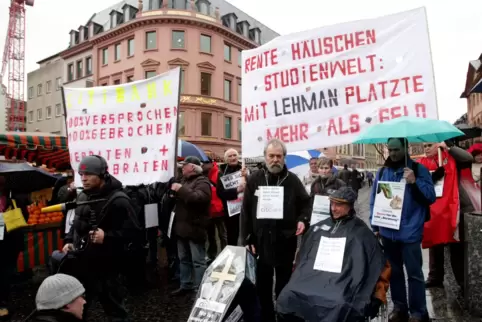 Protest von Lehman-Anlegern 2009 in Mainz. Tausende Deutsche haben mit den Zertifikaten viel Geld verloren.
