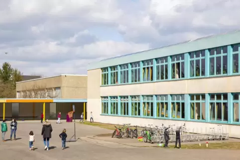 Blick in den Pausenhof der Homburger Sonnenfeldschule in der Ringstraße. Blick in den Pausenhof der Homburger Sonnenfeldschule in der Ringstraße.