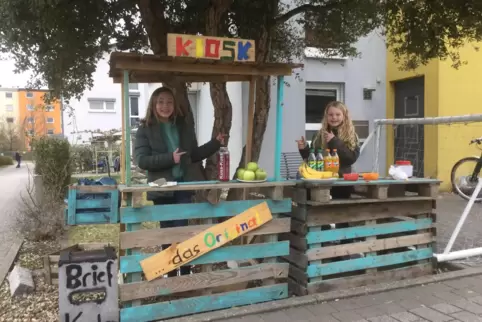 Anna und Frida an ihrem Palettenkiosk: Hier werden Spenden für das Kinderhospiz gesammelt. 