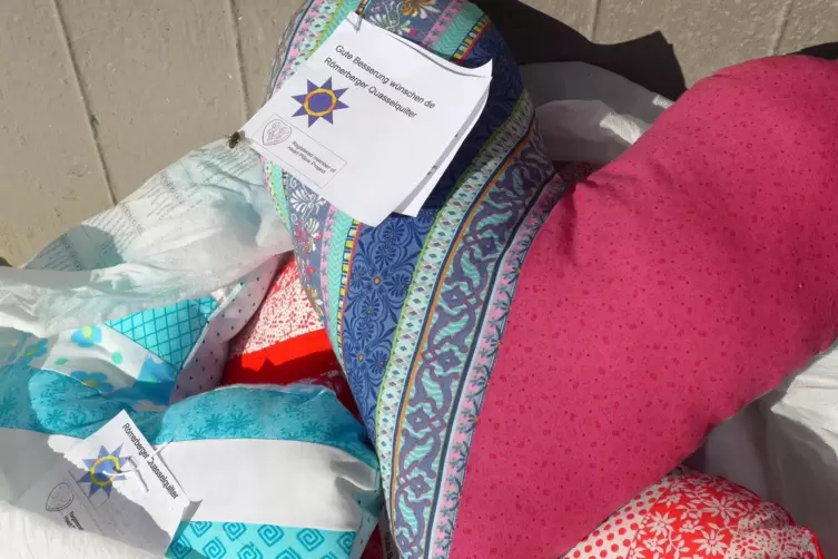 Herzkissen f&uuml;r Krebspatientinnen: von den R&ouml;merberger Quasselquilter seit zehn Jahren gen&auml;ht. 