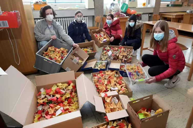 H&uuml;hnerfarm: Sch&uuml;lerinnen der Edith-Stein-Realschule haben mehr als 700 Eierbecher f&uuml;r Senioren gebastelt. 