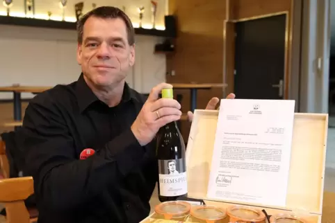 FVB.hilft-Initiator Andreas Ruhnke mit der Sepp-Herberger-Geschenkbox, einem Teil der Auszeichnung.
